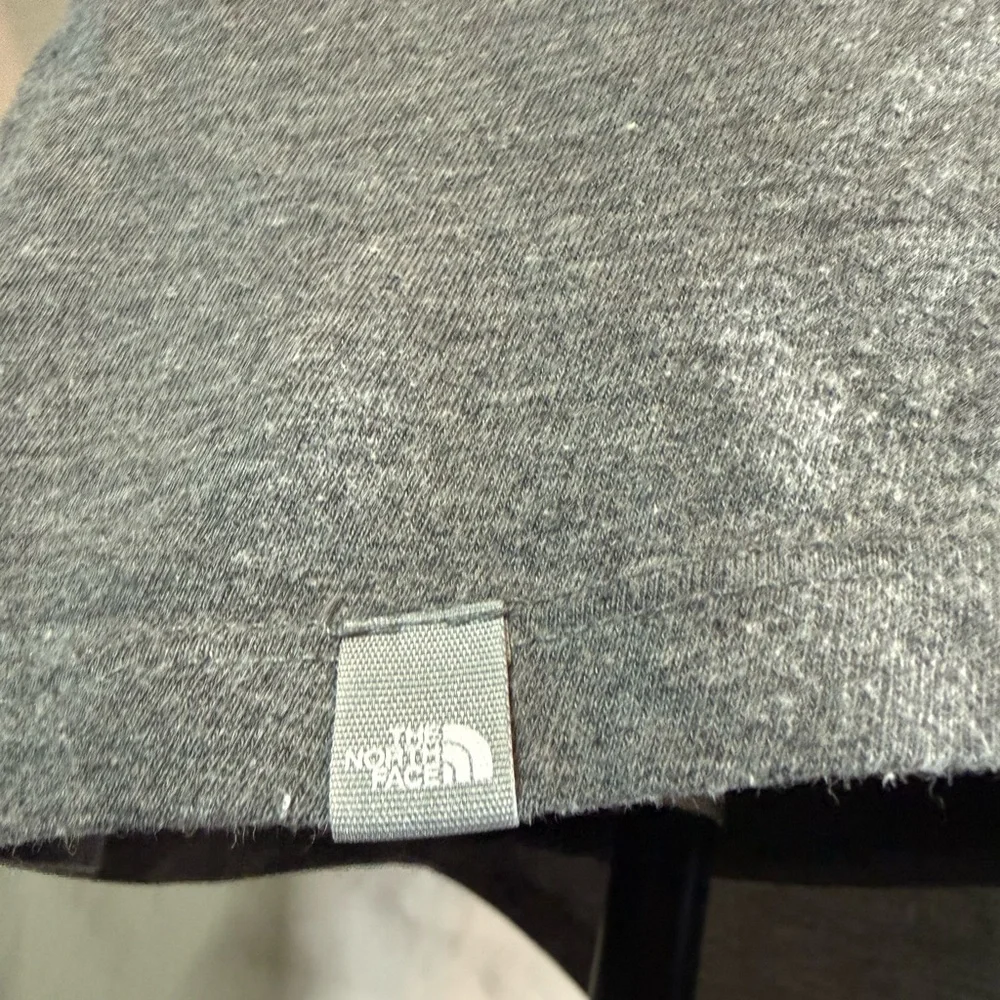 The North Face Women’s Graphic T-Shirt/Training Top🩶 - Picture 4 of 5